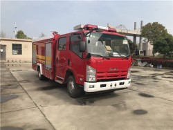 Camión diesel de la lucha contra el fuego del aeropuerto del petrolero del agua 5000L de Japón 700P 4x2
