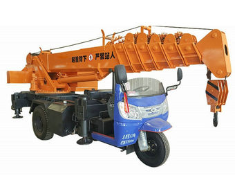 China Pequeño grúa hidráulica montada del triciclo camión móvil 3 - 5 toneladas para la construcción proveedor